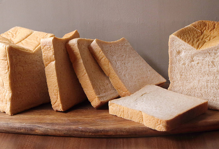 パンのクラスト(皮)を楽しむフランスパンに対して、なめらかなクラム(内部)を楽しむパンです。